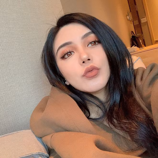 Mới đây, lại thêm một nàng hot girl mạng xã hội đình đám bị tụt follow không phanh khi vô tình để lộ nhan sắc thật của mình.
