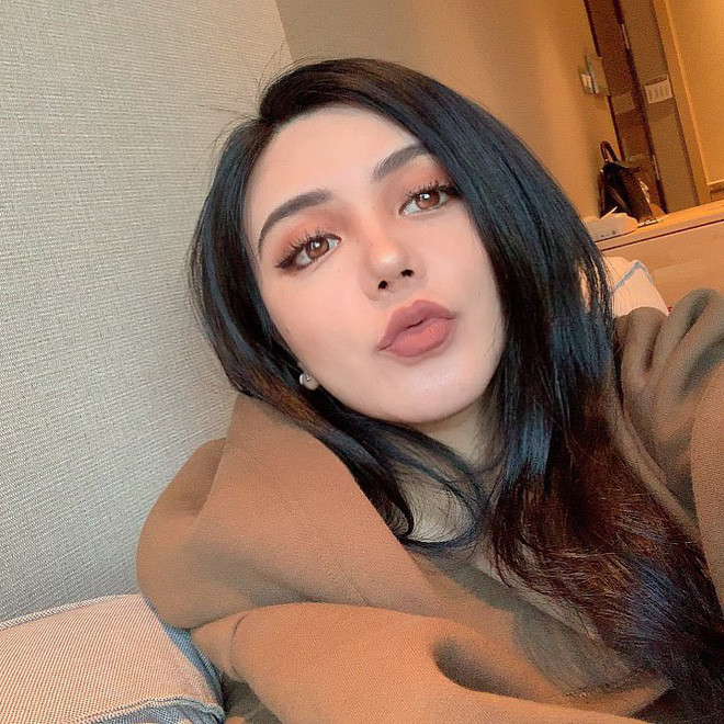 Mới đây, lại thêm một nàng hot girl mạng xã hội đình đám bị tụt follow không phanh khi vô tình để lộ nhan sắc thật của mình.