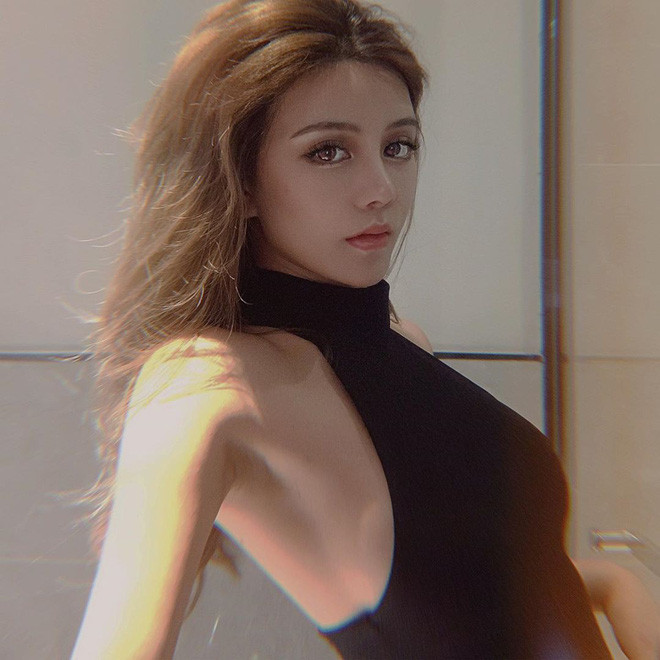 Trước đó, Cống Nhất luôn gây ấn tượng với vẻ ngoài sang chảnh, gương mặt đẹp sắc sảo, gu ăn mặc cực đỉnh.