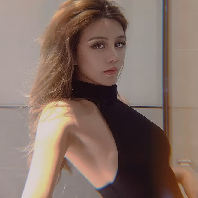 Trước đó, Cống Nhất luôn gây ấn tượng với vẻ ngoài sang chảnh, gương mặt đẹp sắc sảo, gu ăn mặc cực đỉnh.