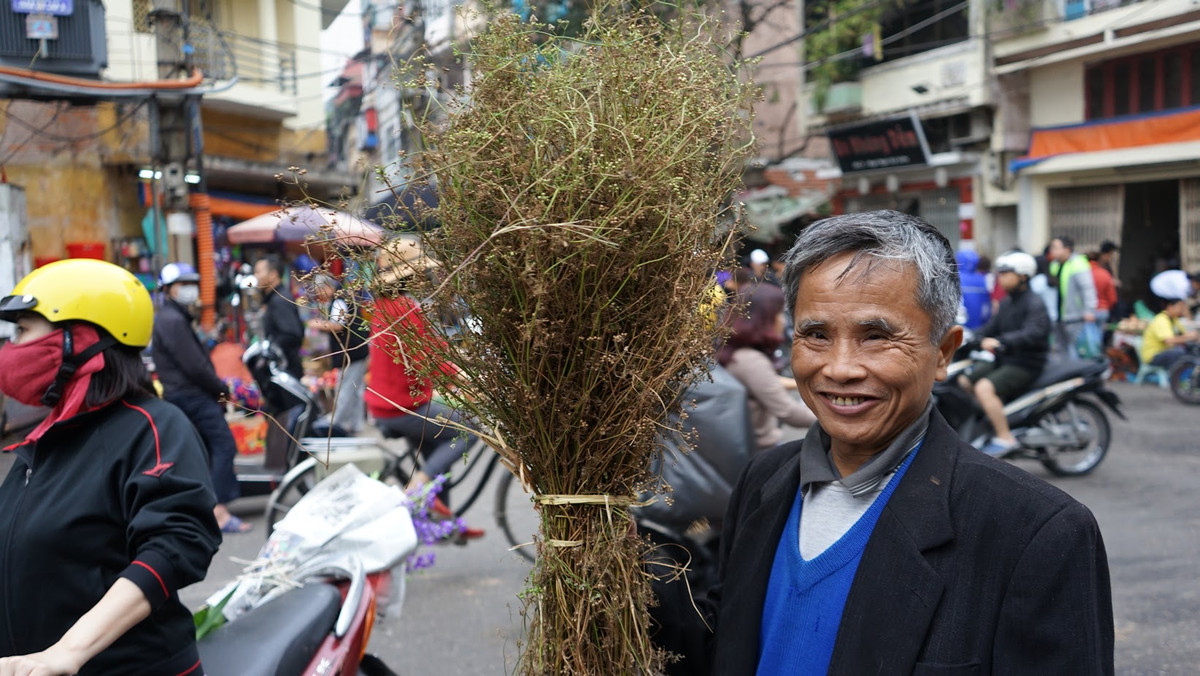 Việc mua lá mùi về tắm Tất niên trong ngày cuối năm mang ý nghĩa tẩy những điều không sạch sẽ, xua tan những chuyện không hay để nghênh đón những điều may mắn trong năm mới.