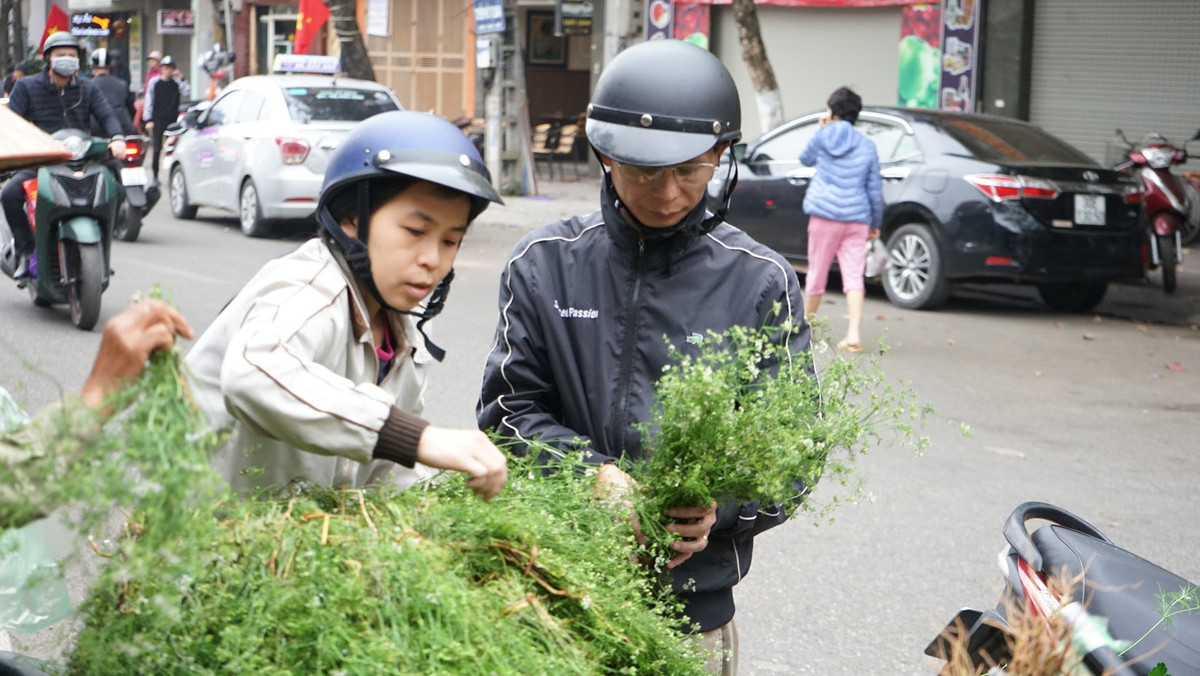 Khi được mua từ chợ về, lá mùi sẽ được rửa sạch để cả rễ, không để nát lá rồi sau đó cho vào nồi nước đun sôi sẽ tạo mùi thơm dễ chịu khi tắm.