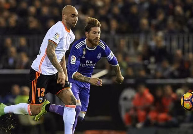 Valencia kích hoạt điều khoản mua đứt sao Juve: Trang chủ Valencia viết: "Simone Zaza sẽ chính thức trở thành người của Valencia CF kể từ ngày 1/7, hợp đồng có thời hạn đến tháng 6/2021. Ban lãnh đạo hai đội đã đi đến thống nhất chung." Nửa đầu mùa giải này, Zaza thi đấu cho West Ham theo dạng cho mượn, ra sân 8 lần nhưng không một lần lập công. Sau đó, ban lãnh đạo The Hammer quyết định chấm dứt hợp đồng với tuyển thủ Italia. Sau đó, Zaza được lãnh đạo Valencia giang tay chào đón và trở thành một phần của đội bóng này, ghi được 4 bàn sau 14 lần ra sân. Ảnh: Valencia.com