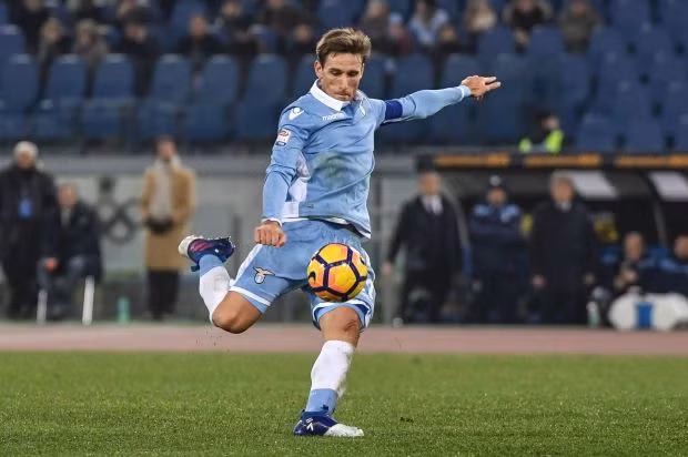 Chelsea chi đậm vì sao Lazio: Chelsea đang lên kế hoạch để chiêu mộ tiền vệ Lucas Biglia trong mùa Hè này. Chủ tịch Lazio, ông Claudio Lotito đã đưa ra mức giá 30 triệu bảng cho trường hợp của Biglia. Hè năm ngoái, Chelsea đã từng hỏi mua Biglia nhưng cuối cùng không được chấp thuận. Tiền vệ này còn từ chối cả Liverpool và Arsenal, quyết định ở lại Lazio. Ảnh: Goal.com