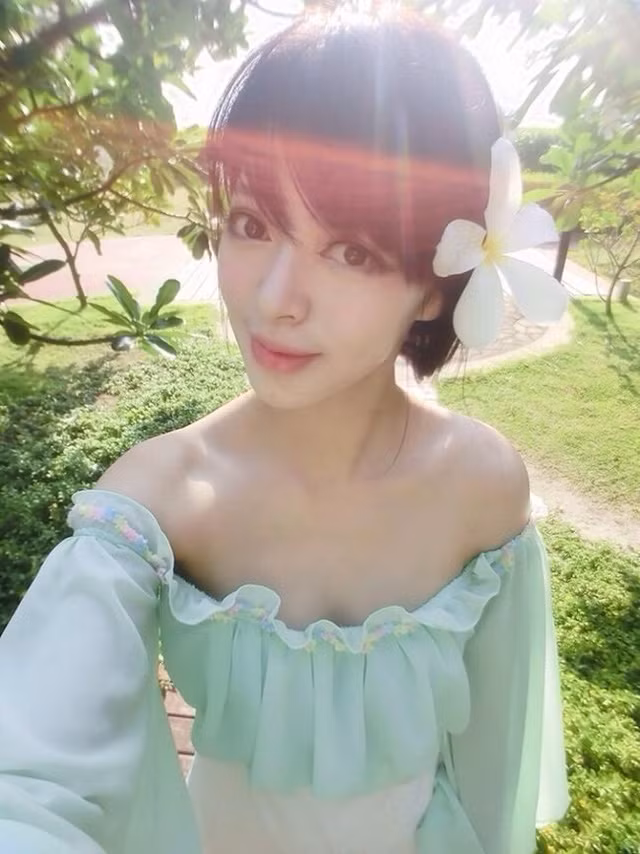 Cũng theo các "thánh mạng", Cherry theo học trường Đại học Hàng không dân dụng Trung Quốc. Ngay từ khi còn là sinh viên, cô gái có vẻ đẹp búp bê này đã nhận được nhiều sự chú ý bởi ngoại hình xuất sắc, quy tụ cả nét gợi cảm đáng yêu và quyến rũ trưởng thành.