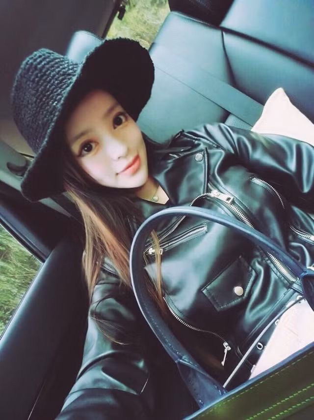 Cư dân mạng còn ưu ái dành tặng nữ tiếp viên xinh đẹp như búp bê này danh hiệu "sát thủ trái tim" vì dường như ai cũng yêu mến cô nàng ngay từ cái nhìn đầu tiên.