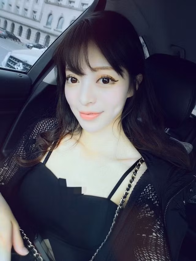 Nữ tiếp viên hàng không 22 tuổi sở hữu nét trẻ trung, ngây thơ như những cô nàng tuổi teen.