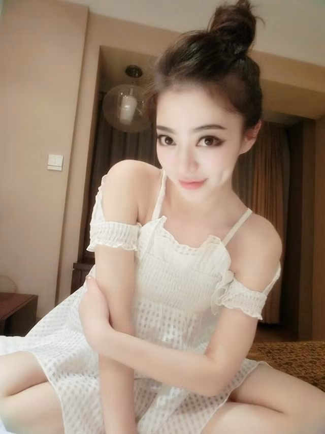 Sau khi ra trường, dựa vào lợi thế ngoại hình Cherry đã quyết định theo nghiệp tiếp viên hàng không và cô đã trở thành một tiếp viên hàng không thực thụ. Hiện tại, Cherry đang làm công việc tiếp viên hàng không của hãng hàng không nội địa China Eastern Airlines.