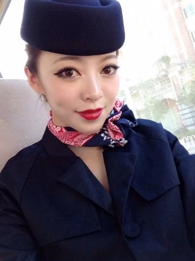 Thời gian qua, cư dân mạng Trung Quốc đã truyền tay nhau hình ảnh một cô nữ tiếp viên hàng không của một hãng hàng không nội địa đất nước này sở hữu vẻ đẹp và sự gợi cảm chẳng khác gì một cô búp bê.