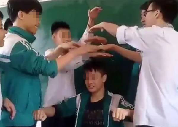 Thực chất, thử thách này có nguồn gốc từ một trò chơi dành cho trẻ em phương Tây trong những bữa tiệc, mang tên "Light as a feather, stiff as a board". Trong đó, một người sẽ nằm xuống, giả chết. 5 người khác quỳ, đặt 2 ngón trỏ và giữa mỗi tay xuống dưới và bắt đầu thử nâng người này lên. Tất nhiên là thất bại. Lúc ấy, người quản trò sẽ kể một câu chuyện rùng rợn. Khi kết thúc câu chuyện, tất cả lại nâng được ”xác chết” lên.