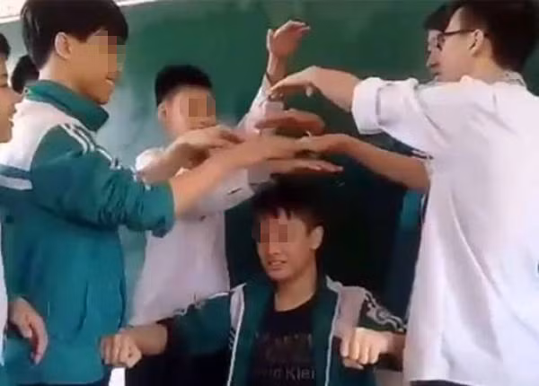 Thực chất, thử thách này có nguồn gốc từ một trò chơi dành cho trẻ em phương Tây trong những bữa tiệc, mang tên "Light as a feather, stiff as a board". Trong đó, một người sẽ nằm xuống, giả chết. 5 người khác quỳ, đặt 2 ngón trỏ và giữa mỗi tay xuống dưới và bắt đầu thử nâng người này lên. Tất nhiên là thất bại. Lúc ấy, người quản trò sẽ kể một câu chuyện rùng rợn. Khi kết thúc câu chuyện, tất cả lại nâng được ”xác chết” lên.