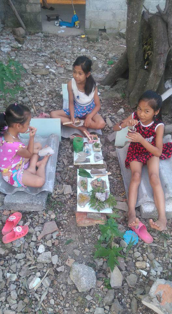 Ngoài việc lập thành gia đình, các bạn trẻ còn có thể có thể hóa thân thành người bán hàng, diễn trò mua bán, rôm rả không khác gì ngoài chợ.