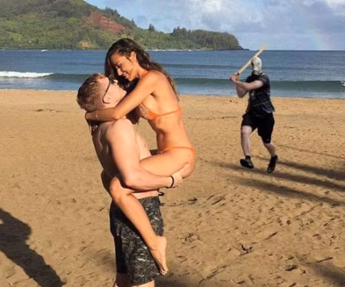 Bức ảnh này nhiều cư dân mạng đã bình luận rằng: ""Tránh ra ngay cho người ta còn chơi, bãi biển của riêng anh chị đấy hả?".