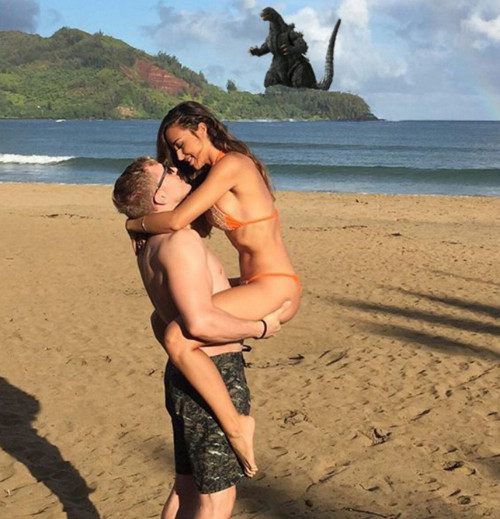 Cặp đôi này khá bình tĩnh khi khủng long bạo chúa xuất hiện ngay đằng sau.