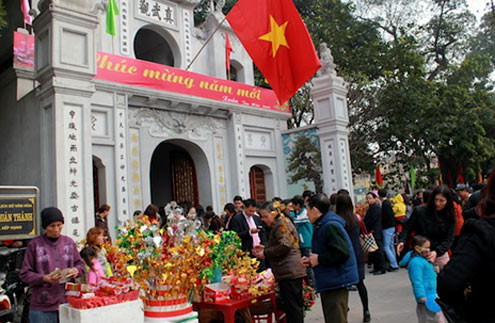 Tại địa điểm đền Quán Thánh, các hàng quán cũng được phân khu rõ ràng, không còn cảnh chèo kéo du khách của các chủ hàng.