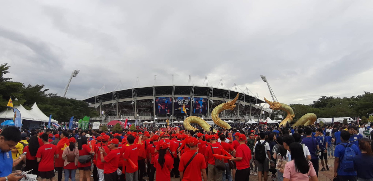 Trang Fox Sports Asia đưa tin, mặc dù không có bàn thắng nào được ghi nhưng trận đối đầu trong khuôn khổ vòng loại FIFA World Cup 2022 giữa tuyển Việt Nam và Thái Lan đã có một khoảnh khắc cực kỳ nồng ấm khi CĐV Việt Nam hoan hô các cầu thủ Thái sau trận đấu.