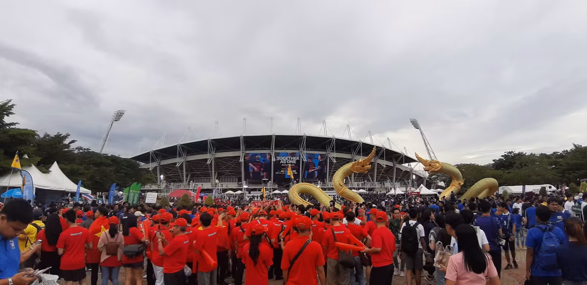 Trang Fox Sports Asia đưa tin, mặc dù không có bàn thắng nào được ghi nhưng trận đối đầu trong khuôn khổ vòng loại FIFA World Cup 2022 giữa tuyển Việt Nam và Thái Lan đã có một khoảnh khắc cực kỳ nồng ấm khi CĐV Việt Nam hoan hô các cầu thủ Thái sau trận đấu.