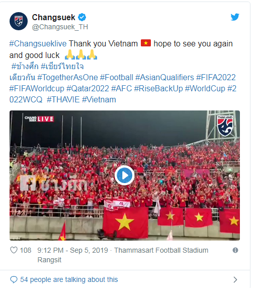 Mới đây, trang Twitter chính thức của đội tuyển bóng đá quốc gia Thái Lan đã đăng tải một video ghi lại hình ảnh CĐV Việt Nam có mặt tại SVĐ Đại học Thammasat. Trong đoạn clip các fan áo đỏ hát và vỗ tay cổ vũ cổ vũ khi các cầu thủ Thái Lan đi ngang qua khán đài, chào tạm biệt.