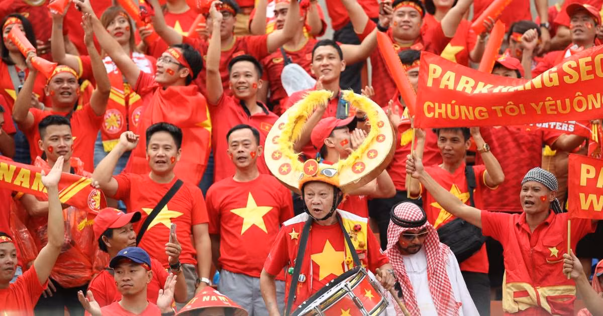 Số lượng vé BTC bán cho CĐV Việt Nam chỉ hơn 2000 vé, vậy nên số còn lại những NHM Việt phải mua từ chợ đen với cái giá cao gấp 5-10 lần vé gốc.