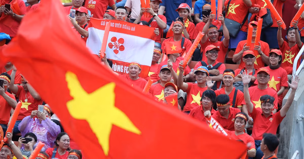 Tuy nhiên, được có mặt trên SVĐ Thammasat để cổ vũ các cầu thủ đội tuyển Việt Nam là điều tuyệt vời. Nên các CĐV mang màu áo đỏ không quản ngại khó khăn, chi phí tiền bạc.