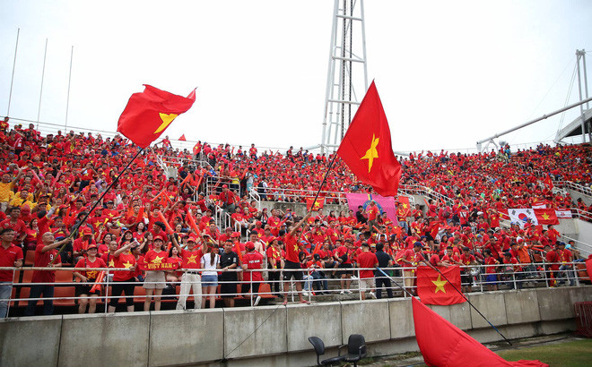 Trong thời gian gần đây, bầu không khí căng thẳng trong và ngoài sân cỏ giữa đội tuyển Việt Nam và Thái Lan chưa bao giờ hạ nhiệt. Mặc dù vậy, những khoảnh khắc như trên, chắc chắn rất có ý nghĩa đối với các cầu thủ và bạn bè quốc tế về tinh thần cổ vũ đẹp của CĐV Việt Nam.