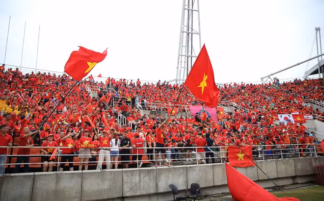Trong thời gian gần đây, bầu không khí căng thẳng trong và ngoài sân cỏ giữa đội tuyển Việt Nam và Thái Lan chưa bao giờ hạ nhiệt. Mặc dù vậy, những khoảnh khắc như trên, chắc chắn rất có ý nghĩa đối với các cầu thủ và bạn bè quốc tế về tinh thần cổ vũ đẹp của CĐV Việt Nam.