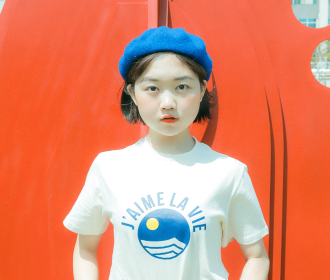 Năm nay Yunji đã 20 tuổi và là chủ của một shop thời trang mang phong cách kẹo ngọt tại Hàn Quốc, song dung mạo cô nàng cứ như là một đứa trẻ mới vào tiểu học vậy.