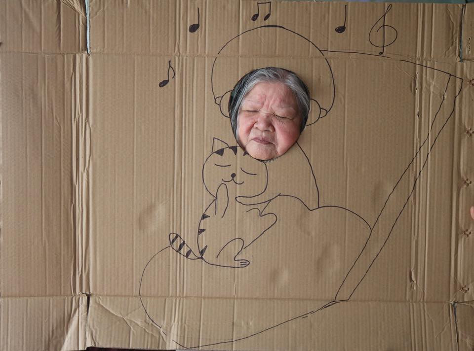 Bằng loạt ảnh có nội dung: "Niềm vui của các cụ ở trại dưỡng lão. Con chăm cha không bằng bà chăm ông", đã khiến nhiều người xem xúc động và phải rớt nước mắt bởi những "cảnh già" nương tựa vào nhau để sống khi tuổi đã xế chiều.