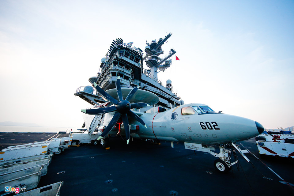 USS Carl Vinson được ví như một "pháo đài di động" trên biển với những hoạt động liên tục nhằm đảm bảo tính sẵn sàng chiến đấu. Mỗi ngày, các máy bay chiến đấu đều cất cánh thực hiện những vụ tuần tra trên các vùng biển xung quanh. Mỗi lần bay có thể kéo dài khoảng 3 giờ. "Nếu có ngày làm việc dưới 12-14 tiếng thì đó thực sự là một ngày hiếm hoi", một phi công từng chia sẻ trên trang GMA Network.