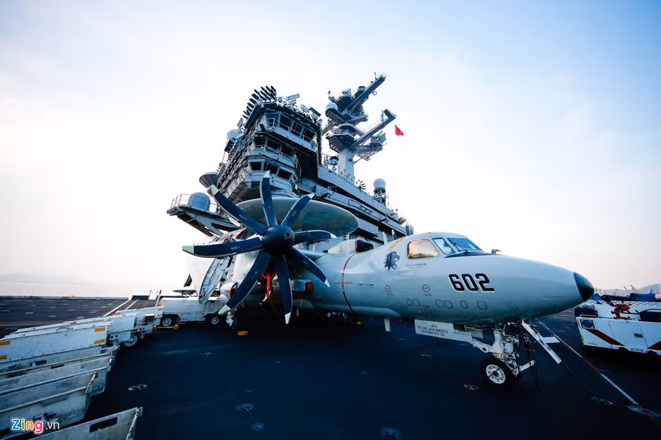 USS Carl Vinson được ví như một "pháo đài di động" trên biển với những hoạt động liên tục nhằm đảm bảo tính sẵn sàng chiến đấu. Mỗi ngày, các máy bay chiến đấu đều cất cánh thực hiện những vụ tuần tra trên các vùng biển xung quanh. Mỗi lần bay có thể kéo dài khoảng 3 giờ. "Nếu có ngày làm việc dưới 12-14 tiếng thì đó thực sự là một ngày hiếm hoi", một phi công từng chia sẻ trên trang GMA Network.