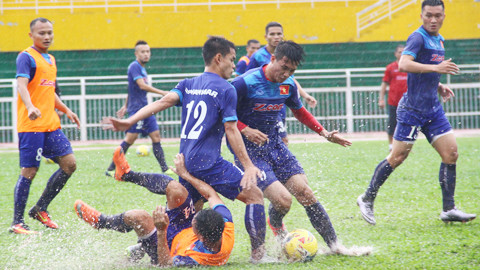 Mặt sân sũng nước làm ảnh hưởng không nhỏ đến chất lượng kỹ thuật của các cầu thủ