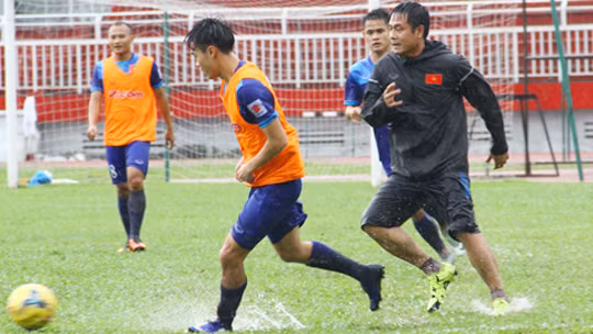 Do thiếu quân vì các cầu thủ Hà Nội T&amp;T và Than Quảng Ninh cùng với 3 cầu thủ đang thi đấu ở nước ngoài là Tuấn Anh, Công Phượng, Xuân Trường chưa kịp về tập trung nên HLV Hữu Thắng tự xỏ giày để vào sân tập thị phạm cùng các học trò.