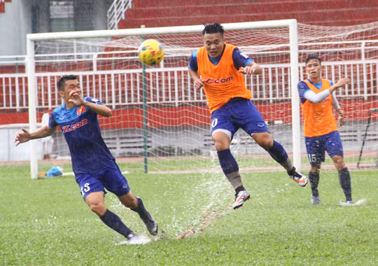 Do trời Sài Gòn mưa lớn, nên HLV Hữu Thắng đã cho các học trò bắt đầu buổi tập bị trễ khoảng 30 phút.