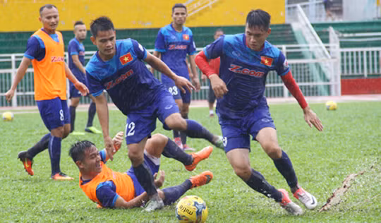 Trong buổi tập thứ hai không thiếu những pha vào bóng quyết liệt từ các cầu thủ ĐT Việt Nam.