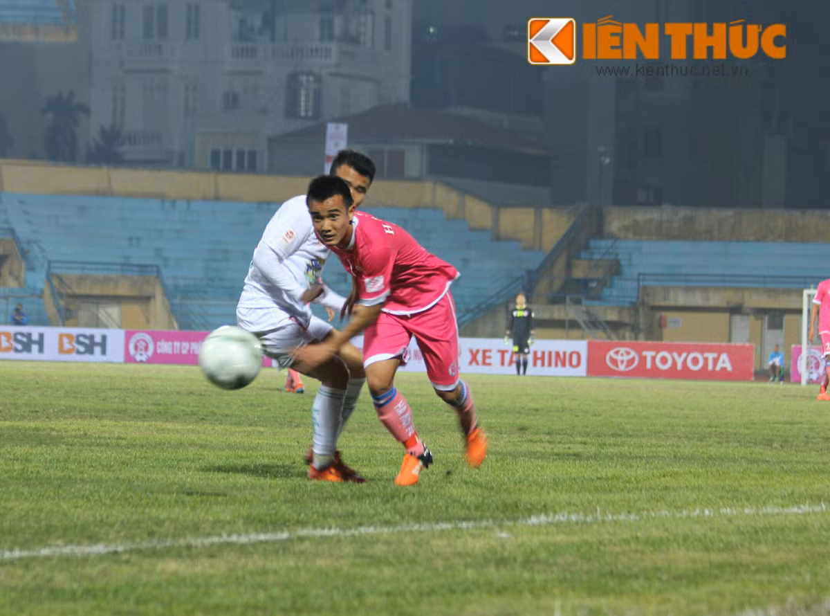 Sau khi nhận liên tiếp những bàn thua, đội bóng của HLV Đức Thắng vùng lên tấn công nhằm tìm bàn thắng danh dự. Nhưng những cố gắng của họ đã đổ xuống sông xuống biển bởi trước mặt họ la hàng phòng ngự khá kiên cố của CLB HAGL.