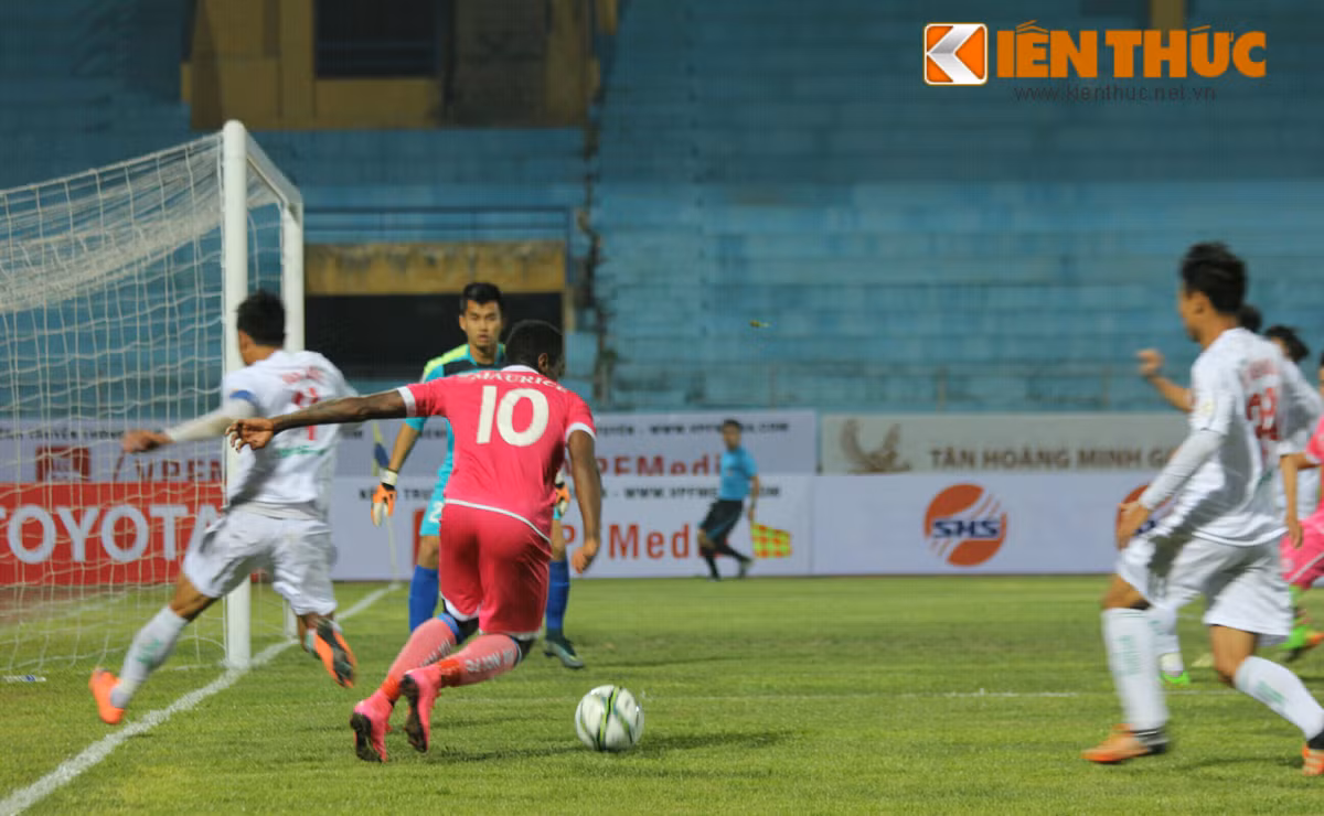 Trận đấu kết thúc với tỷ số 5-0 nghiêng về CLB HAGL. Với kết quả này, đội bóng đến từ phố Núi đã đường hoàng dẫn đầu giải đấu cao nhất của bóng đá Việt. Ở trận đấu sớm thuộc vòng 1 V.League 2016, SLNA đã thất thủ tên sân nhà trước CLB Hải Phòng, Than Quảng Ninh 1-2 Khánh Hòa, Long An 1-0 QNK Quảng Nam.