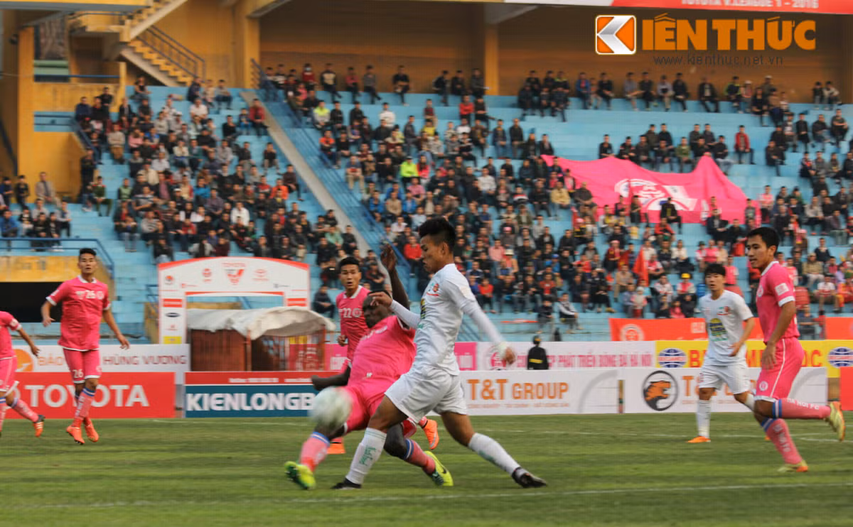 Ngay sau tiếng còi của trọng tài, các cầu thủ HAGL đã tràn sang phần sân của đội chủ nhà để thể hiện quyết tâm giành chiến thắng trong đấu khai màn V.League 2016. Lần lượt Văn Thanh, Văn Toàn đưa ra lời thách thức về khung thành CLB Hà Nội.