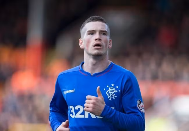 Trên trang chủ của mình, Rangers chính thức xác nhận chiêu mộ thành công tiền đạo Ryan Kent. Chân sút sinh năm 1996 đã đặt bút kí vào bản hợp đồng có thời hạn 4 năm với đội bóng Scotland.