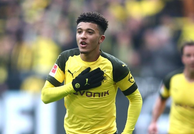 Theo Evening Standard, HLV của MU không muốn mạo hiểm với những phương án ngắn hạn. Thay vào đó, ông hướng sự chú ý sang một cầu thủ đang chơi tại Bundesliga là Jadon Sancho.