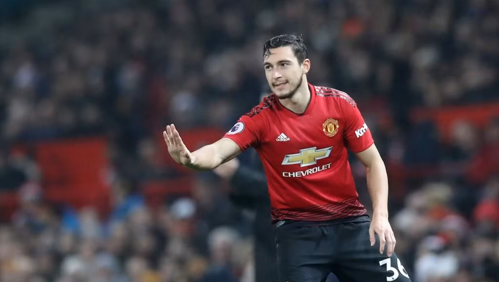 Trang chủ, MU thông báo: "Manchester United có thể xác nhận rằng hậu vệ Matteo Darmian đã ký hợp đồng với đội bóng Italia - Parma. Tương lai của Darmian ở Man United trở nên mập mờ bởi HLV Solskjaer đã quyết định chiêu mộ Aaron Wan-Bissaka của Crystal Palace.