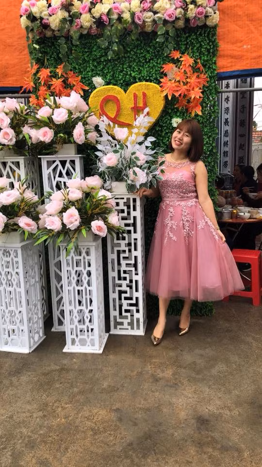 Điều đó có nghĩa là cỗ bàn cứ trường kỳ, T.N. không chỉ làm "bục mặt" trong bếp để nấu nướng, khi khách ăn xong cô nàng lại tiếp tục làm thủ lĩnh đội dọn dẹp. Tiệc nhỏ thì không sao chứ đến lúc tiệc to thì như ngồi trên quả núi.