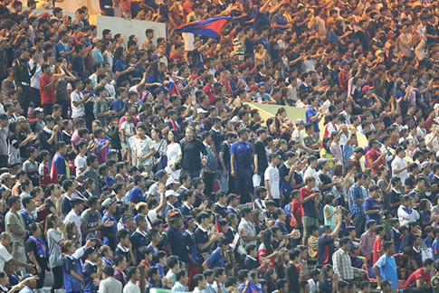 Nhỉnh hơn Singapore 1 chút là Campuchia, với sức mạnh tinh thần như thường lệ đội chủ nhà đã có màn thể hiện tạm được trước Malaysia. Trong lần đầu tiên vinh dự tổ chức 1 trận đấu tại AFF Cup, dù để thua sát nút nhưng đội bóng của HLV Keisuke Honda vẫn để lại nhiều ấn tượng và 34.250 khán giả đã có mặt.