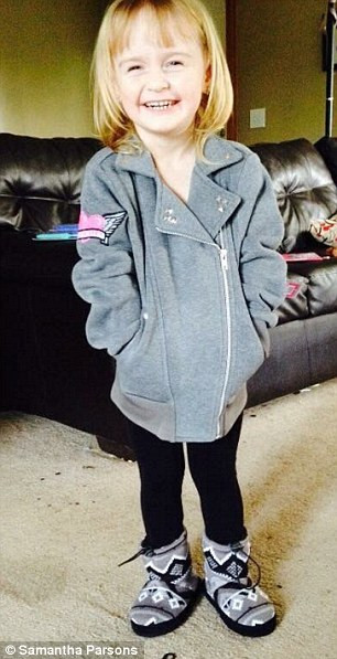 Cô bé Roey 3 tuổi sau khi trang điểm chẳng khác gì một bà già với đôi lông mày rậm, vầng trán nhăn nheo, cùng những vết chân chim ở đuôi mắt, gò má cao hõm lại như một bà già thật sự.