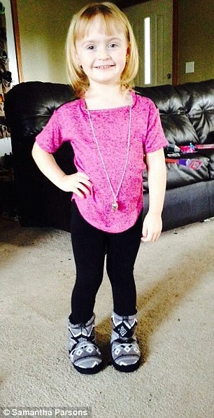 Hình ảnh của cô bé Roey khi chưa trang điểm thành bà già. Cư dân mạng đều tỏ ra ngạc nhiên khi nhìn thấy hình ảnh của một bà già nhưng thực chất đó lại là một đứa trẻ3 tuổi.