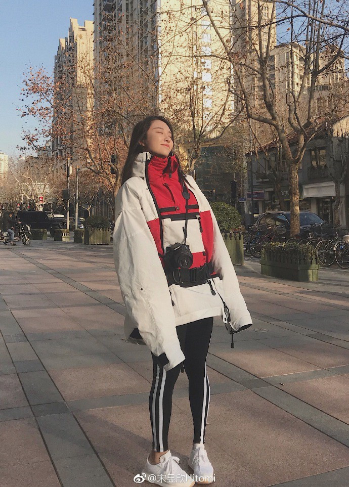 Những hình ảnh gợi cảm khoe 3 vòng cực chuẩn trên MXH giúp cô nàng nhanh chóng thu nạp được nhiều học viên lẫn fan hâm mộ. Sự thành công của Dục Hân đạt tới đỉnh cao khi mới đây, cô bạn này đã cho ra mắt chuỗi phòng tập tại Bắc Kinh.