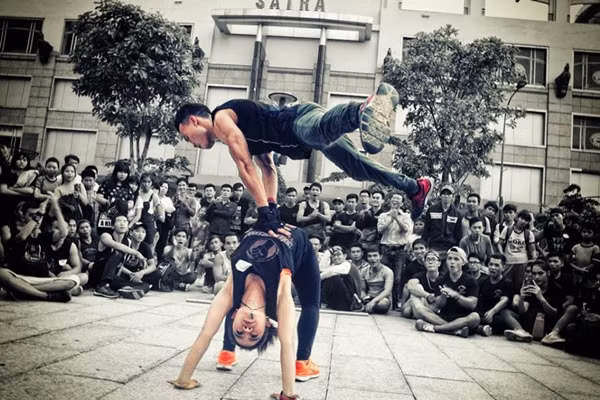 Điều đặc biệt đó là sau khi để hai chàng trai lực lưỡng đứng lên người sau hơn 20 giây nhưng sau đó cô gái này vẫn thản nhiên đứng dậy như không hề có chuyện gì xảy ra.