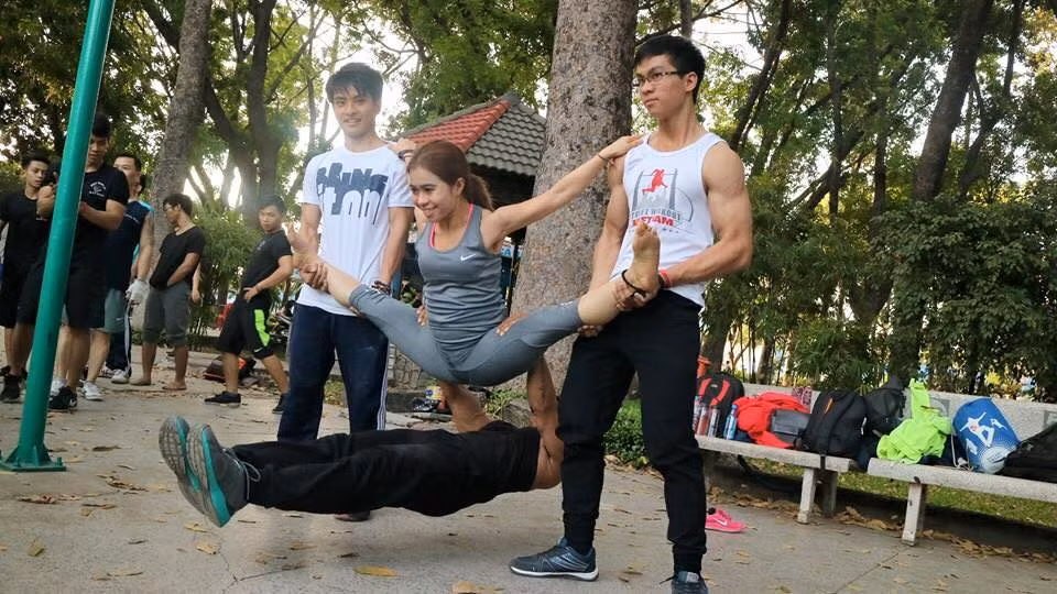 Những bài tập mà cô gái có thân hình dẻo dai Thu Mai thường tập luyện là street workout (bộ môn kết hợp giữa điền kinh, thể dục mềm dẻo và thể thao) chứ không phải gym.