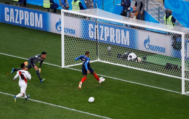 Dap tat giac mo 38 nam World Cup cua Peru, Phap thang tien vao vong trong