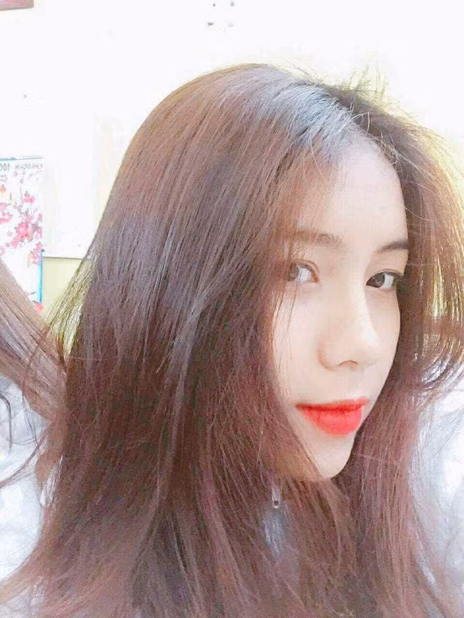 Theo tìm hiểu, nhân vật chính trong bức ảnh chụp khoảnh khắc thiếu nữ xinh đẹp trong lễ hội đầu xuân này là cô bạn Vũ Phương Thảo (sinh năm 2002, tại Lập Lễ, Thủy Nguyên, Hải Phòng).