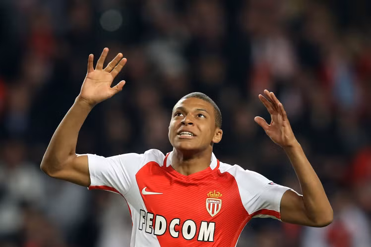 Sao trẻ hot nhất Ligue 1 nói về thông tin chuyển nhượng: Tài năng trẻ Kylian Mbappe đang là mục tiêu săn đón của hàng loạt đội bóng lớn tại châu Âu sau màn trình diễn hết sức ấn tượng thời gian qua. Mbappe chia sẻ: "Xin lỗi, tôi không thường để tâm đến những gì truyền thông Anh nói. Bản thân tôi vẫn giữ sự bình tĩnh cần thiết. Tôi thức dậy mỗi buổi sáng và đi tập như bao cầu thủ bình thường. Tôi luôn nỗ lực để tiến bộ hàng ngày và làm hết sức có thể trên sân. Hiện tại, mọi thứ vẫn đang rất ổn." Ảnh: Ligue1.com